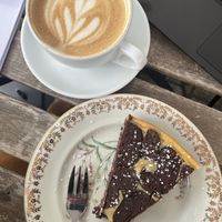 Veganer Zupfkuchen mit Hafermilch-Cappuccino   at Café Heimelig in Frankfurt