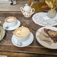 Tarta y croissant veganos con chocolate caliente at Café Heimelig in Frankfurt