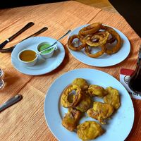 Zwiebelringe, verschiedene Gemüse in Kichererbsenmehl at Taj E India in Gummersbach