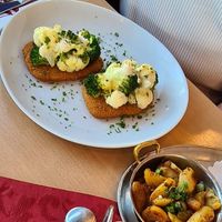 Vegane Dörte (Schnitzel mit Brokkoli/Blumenkohl und veganer Hollandaise) dazu Bratkartoffeln at Kum-Luk am Nordstrand in Dahme