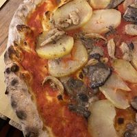 Pizza rossa funghi porcini e patate  at Il Cappellaccio in Castagneto Carducci
