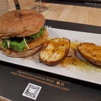 @Veganeando burger (in-house made veggie patty) with baked potatoes at Restaurant Sublime World in Madrid