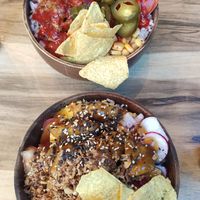 Boven zelf samengesteld, onderste is de standaard vegan chicken at Surfside Poké in Maastricht