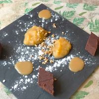 Gâteau chocolat mi-cuit-compotée de pommes épicée-confiture de lait épicée - sarrasin croquant at Les Herbes Folles in Douarnenez