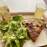 Quiche de puerro y calabaza con ensalada verde y kombucha de ge vibre y flor de azahar  at Mamacam in Bordeaux