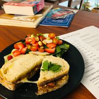 El pan tenía una mermelada de morrón que combinaba muy bien con el queso :D at Hipatia Café in Guadalajara