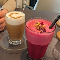 Rote Beete Latte und Chai Latte at Café Mitanand in Regensburg