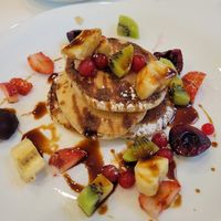 Vegan pancakes with fresh fruit and caramel at Pasticceria Regina in Como