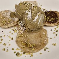 Vegan pancakes with vegan ice cream at Pasticceria Regina in Como