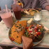 Scrambled egg, omelette und 2 lecker Frucht Smoothies   at Easy Peasy in Berlin