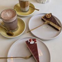 Erdbeer-Kokos Torte & Brownie-Cheesecake at Easy Peasy in Berlin