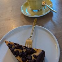 Vegan cheesecake and golden turmeric at Easy Peasy in Berlin