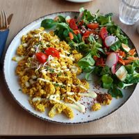 Scrambled tofu with salad at Easy Peasy in Berlin