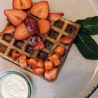 Belgische Waffel mit Erdbeeren und Vanillesoße at Easy Peasy in Berlin