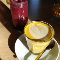 Front: Turmeric latte (oat based), back: berry smoothie at Easy Peasy in Berlin