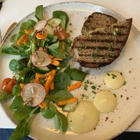 Grilled cheese mit Salat und hollandaise Soße   at Easy Peasy in Berlin