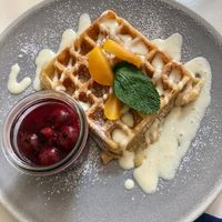 Waffel mit heißen Kirschen at Easy Peasy in Berlin