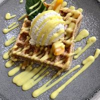 Waffel mit Zitronencrème at Easy Peasy in Berlin