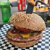 Hambúrguer de feijão com pikles, onion rings e molho barbecue em pão de centeio. at DARZ! in Vila Do Conde