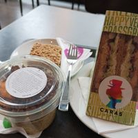 Vegan porridge, hazelnootgebakje en sandwiches belegd met vegan tonijn at Caras Gourmet in Berlin