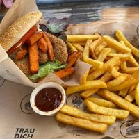 Veganer Burger mit Avocado und Süßkartoffeln. Dazu Pommes mit BBQ-Sauce.  at Duke Burger - Weißekreuzstraße in Hannover