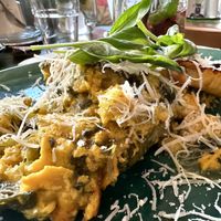 Hatte heute mit meinem Bruder hier ein sehr angenehmes und perfekt vegan produziertes Mittagessen. Der Auflauf war unglaublich, Salat und die Nachspeise ebenfalls. 🌱👍☀️  at Green Taste in Innsbruck