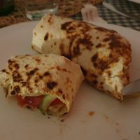 Wrap con zucchine, pomodori, insalata, salsa tahina e semi at Gandalf Food in Podgorica