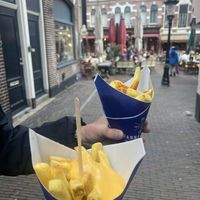 Yummi fried with a lot of vegan options. They had a vegan krokett and vegan cheese sauce! Very worth the money    at Manneken Pis in Utrecht