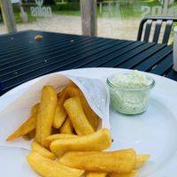 Pommes mit Bärlauchdip 🌱  at Odins Haddeby in Busdorf