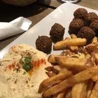 Falafel, chips and hummus  at Hummus Bar - Oktober in Budapest