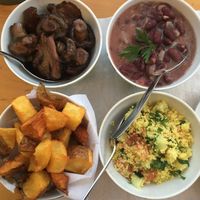 Vegan plate (11€) : potatoes, Porto glazed mushrooms, algarvian tabouleh, red beans stew at Meu Limao in Lagos