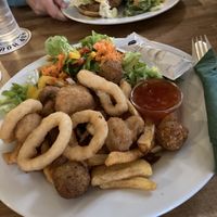 Vegane Platte (Falafel, Champignons, Zwiebelringe, Pommes und Salat)  at Slainte Irish Pub in Ravensburg