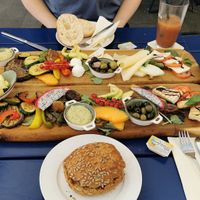 Vegane (unten) & vegetarische (oben) Frühstücksplatte at Ecco in Cologne
