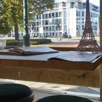 Zicht op straat at Chez Minée in Den Bosch