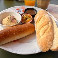 Vegan ontbijtje met verse jus 'd orange. at Chez Minée in Den Bosch