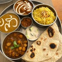 Experimentei o Curry om, serve 2 pessoas, acompanha entrada e bebida. O dal de lentilha estava maravilhoso! Adorei o ambiente e o atendimento. Recomendo.   at Curry Natural in Sao Paulo