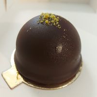 Dome chocolat pistache at L'Empire des Sans in Montpellier