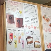 vegan italian hot chocolate, as well as a vegan shake and vegan sorbet clearly written on the menu  at Amorino in Carcassonne