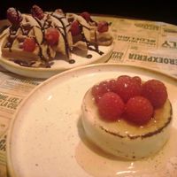 Tarta de queso y gofres at Distrito Vegano Invernadero in Madrid