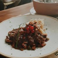 KABUKI PULAO: No-carne tipo cordero con salsa de reducción de uvas, con acompañamiento de arroz con frutos secos. Delicioso. at Distrito Vegano Invernadero in Madrid