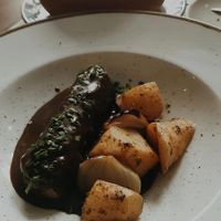Rabo de la vega: interior con carne vegetal desmechada y horneada a baja temperatura  con especias y aove. Con patatas y salsa de vino Toro. at Distrito Vegano Invernadero in Madrid