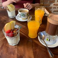 Brunch: zumo de naranja, yogurt y café/chocolate at Distrito Vegano Invernadero in Madrid