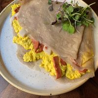 Bruch: crepe salado (revuelto de tofu y bacon) at Distrito Vegano Invernadero in Madrid
