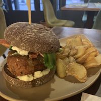 Hamburguesa tartufo  at Distrito Vegano Invernadero in Madrid