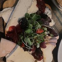 Tabla de quesos y embutido  at Distrito Vegano Invernadero in Madrid