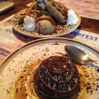 Bonbon XL and waffles with dulce de leche at Distrito Vegano Invernadero in Madrid