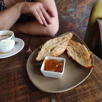 Croissant com compota de alperce e descafeinado com bebida vegetal (Desatino Madrileno) at Distrito Vegano Invernadero in Madrid