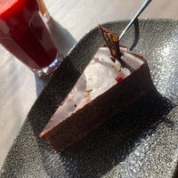 Vegan chocolate cake and beet-carrot-apple-ginger juice at Törökméz in Budapest