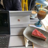 Vegan cheesecake and orange-carrot-apple juice at Törökméz in Budapest