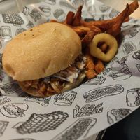 Hamburguesa de pulled jackfruit at La Loncheria Bcn in Barcelona